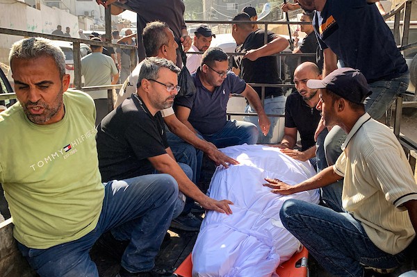 ودّع المشيّعون شادي أبو حصيرة، الذي استُشهد في غارة إسرائيلية استهدفت سيارته عند مفترق طرق الصناعة بمدينة غزة في 28 سبتمبر/أيلول 2026.(صورة: محمد صالحة)