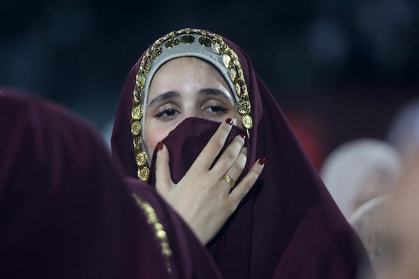 عرسان يشاركون في حفل زفاف جماعي ضم 44 زوجًا في مدينة دورا قرب الخليل، في 26 سبتمبر/أيلول 2026. تصوير: مأمون وزواز.