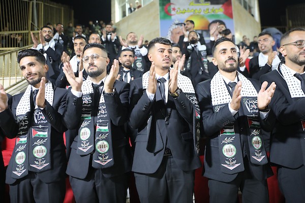 عرسان يشاركون في حفل زفاف جماعي ضم 44 زوجًا في مدينة دورا قرب الخليل، في 26 سبتمبر/أيلول 2026. تصوير: مأمون وزواز.