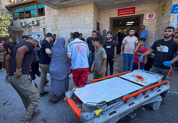 ودّع المشيّعون جثمان مواطن فلسطيني في مستشفى شهداء الأقصى بدير البلح، وسط قطاع غزة، في 23 سبتمبر/أيلول 2026. (صورة: أحمد إبراهيم)