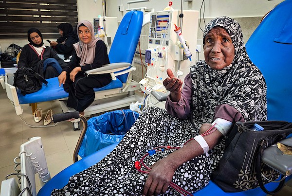 يتلقى مرضى الكلى الفلسطينيون جلسات غسيل الكلى في مجمع ناصر الطبي بخان يونس، جنوب قطاع غزة، في 24 سبتمبر/أيلول 2026. (صورة: طارق محمد)