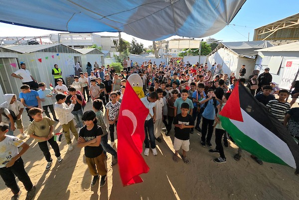 طلبة فلسطينيون يباشرون عامهم الدراسي الجديد داخل خيام وفصول مؤقتة مصنوعة من الصفيح في خان يونس جنوب قطاع غزة، في 19 أيلول/ سبتمبر 2026. (تصوير: طارق محمد)