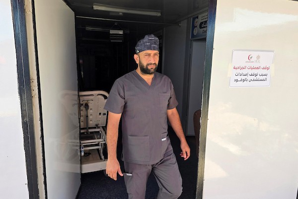 أطباء وممرضون يقفون خارج أقسام مستشفى الكويت الميداني التخصصي في قطاع غزة، في 20 سبتمبر/أيلول 2026، بعد إعلان تعليق العمل واستقبال المرضى بسبب انقطاع إمدادات الوقود. (صورة: طارق محمد)
