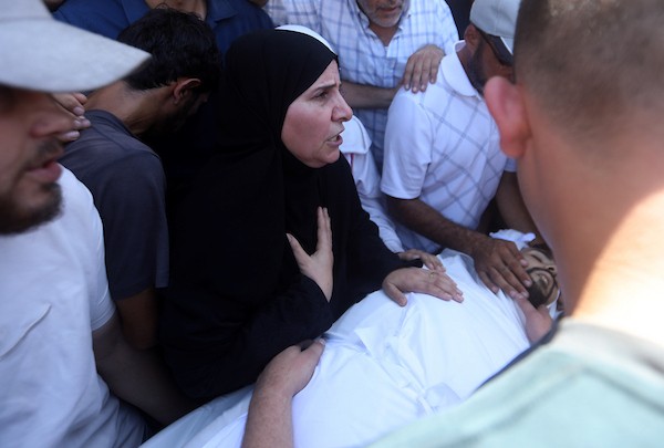 مشيّعون يودعون جثمان بصير منير البرش، داخل مستشفى الشفاء بمدينة غزة في 19 أيلول/ سبتمبر 2026. (تصوير: بلال أسامة)