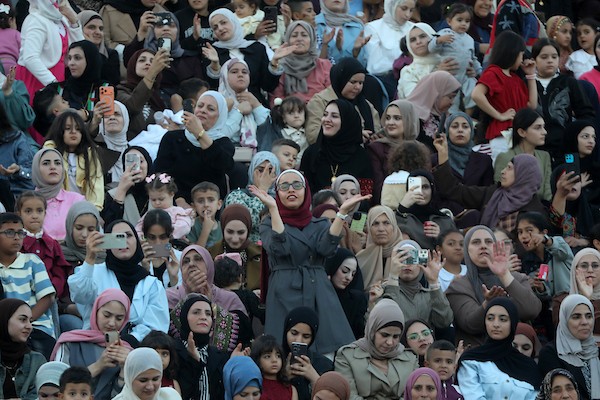 عرسان يشاركون في حفل زفاف جماعي ضم 44 زوجًا في مدينة دورا قرب الخليل، في 26 سبتمبر/أيلول 2026. تصوير: مأمون وزواز.