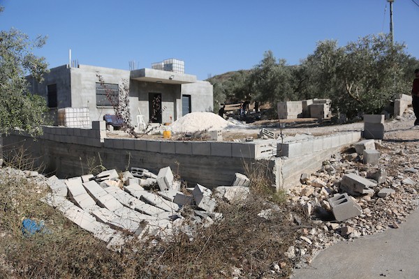 فلسطينيون يتفقدون منزلهم المدمر وأشجار الزيتون المحيطة به في قرية بورين، بالقرب من مدينة نابلس بالضفة الغربية، في 16 سبتمبر، 2026، بعد هجوم شنه مستوطنون. تصوير محمد ناصر