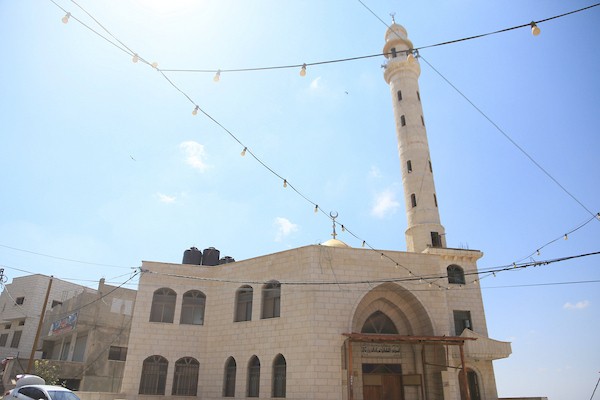 يتفقد فلسطينيون الأضرار الناجمة عن حريق في مسجد بقرية بزاريا ، شمال غرب نابلس في الضفة الغربية، في الأول من سبتمبر/أيلول 2026.( صورة: محمد ناصر)