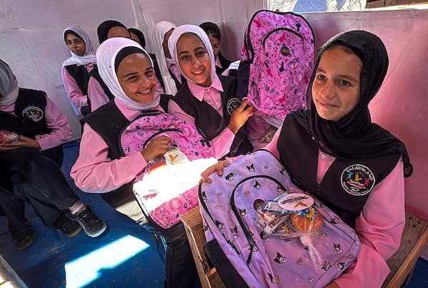 طلاب فلسطينيون خلال افتتاح مدرسة مخصصة للأيتام برعاية اللجنة المصرية لإغاثة أهالي غزة في دير البلح وسط قطاع غزة، في 20 سبتمبر/أيلول 2026. (صورة: أحمد إبراهيم)