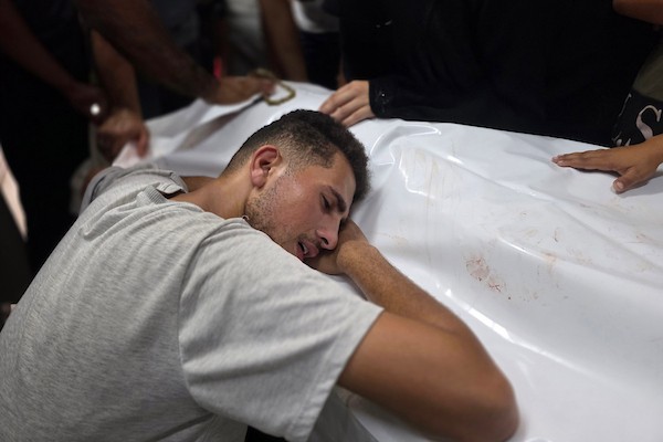 تشييع جثمان الشهيد محمد ناصر سليمان البيوك داخل مجمع ناصر الطبي في خان يونس، جنوب قطاع غزة، في 17 سبتمبر/أيلول 2026. (تصوير: طارق محمد)