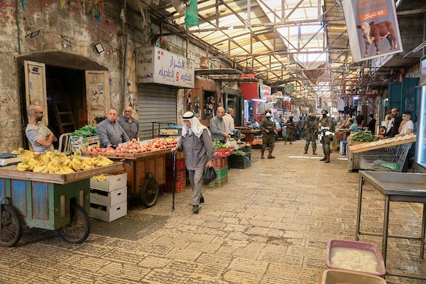 جنود من قوات الاحتلال الإسرائيلي ينتشرون في أحد الشوارع المؤدية إلى البلدة القديمة في نابلس، في 27 سبتمبر/أيلول 2026. صورة: محمد ناصر