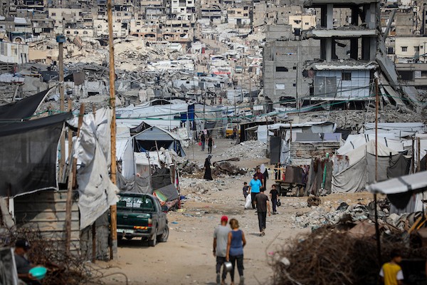 يمارس الفلسطينيون النازحون أنشطتهم اليومية في شمال مدينة غزة في 23 سبتمبر/أيلول 2026، وسط ظروف إنسانية صعبة ناجمة عن استمرار النزوح.(صورة: بلال أسامة)