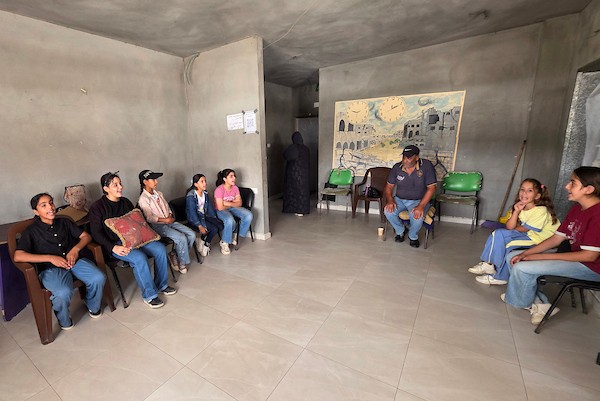 أطفال فلسطينيون يشاركون في إعداد وتقديم برامج لقناة طلائع فلسطين من استوديو متواضع أُقيم داخل خيام النزوح في منطقة مواصي خان يونس. (تصوير: طارق محمد)