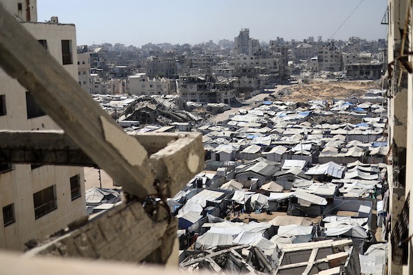 فلسطينيون يقيمون داخل أبراج الكرامة المتضررة وفي خيام مجاورة لها شمال قطاع غزة، في 17 سبتمبر/أيلول 2026، وسط مخاوف من انهيار المباني وصعوبة تأمين مساكن بديلة للعائلات والنازحين. (تصوير: بلال أسامة)