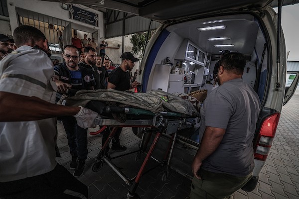 مسعفون ينقلون جثمان الشهيد حذيفة محمود عوض إلى مستشفى الشفاء في مدينة غزة، في 18 سبتمبر/أيلول 2026، عقب استشهاده في غارة جوية إسرائيلية استهدفت حي الشيخ رضوان شمالي المدينة. تصوير: محمد صالحة