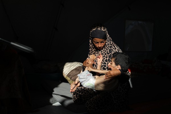 الطفل إبراهيم أبو سرايا، 16 عامًا، داخل خيمة للنازحين في مخيم النصيرات وسط قطاع غزة، في 15 أيلول/سبتمبر 2026، بعدما تراجع وزنه إلى 7.5 كيلوغرامات وسط معاناته من الشلل الدماغي وسوء التغذية الحاد. تصوير: حسن الجدي