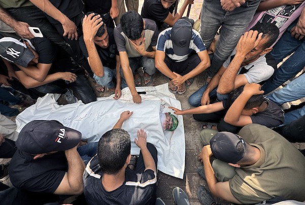 جنازة محمد القاضي، الذي توفي متأثراً بجراحه التي أصيب بها في غارة إسرائيلية استهدفت خيمة تأوي نازحين فلسطينيين في منطقة أضواء بخان يونس، جنوب قطاع غزة، في 3 سبتمبر/أيلول 2026. (صورة: طارق محمد)
