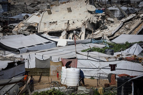 يمارس الفلسطينيون النازحون أنشطتهم اليومية في شمال مدينة غزة في 23 سبتمبر/أيلول 2026. صورة: بلال أسامة