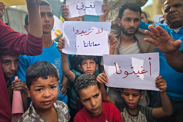 خان يونس – 18 أكتوبر/تشرين الأول 2026: فلسطينيون نازحون يشاركون في وقفة احتجاجية بمنطقة المواصي غرب خان يونس، مطالبين بتوفير الخيام والمساعدات الإنسانية والإمدادات الأساسية قبل حلول الشتاء.تصوير: طارق محمد