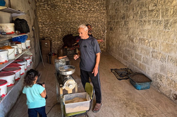 يشارك عمال فلسطينيون في أعمال ترميم سوق الحبوب التاريخي في خان يونس، جنوب قطاع غزة، في 30 سبتمبر/أيلول 2026. تصوير: طارق محمد)