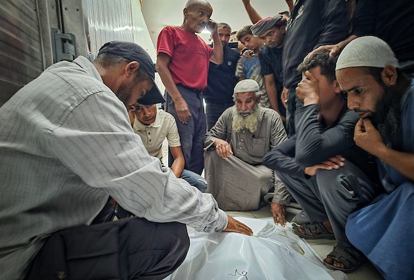 ينقل مسعفون فلسطينيون جثامين شهداء وجرحى في غارة جوية إسرائيلية إلى مجمع ناصر الطبي في خان يونس، جنوب قطاع غزة، في 28 أكتوبر/تشرين الأول 2026.(صورة: طارق محمد)