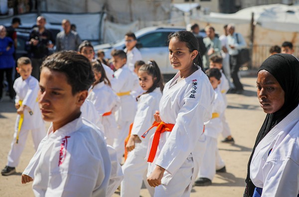 أطفال وشباب فلسطينيون، بينهم رياضيون من ذوي الإعاقة، يشاركون في عروض للكاراتيه بمدينة غزة، احتفالاً بانضمام ألف لاعب ولاعبة جدد للاتحاد الفلسطيني، 20 أكتوبر/تشرين الأول 2026.تصوير: محمد صالحة