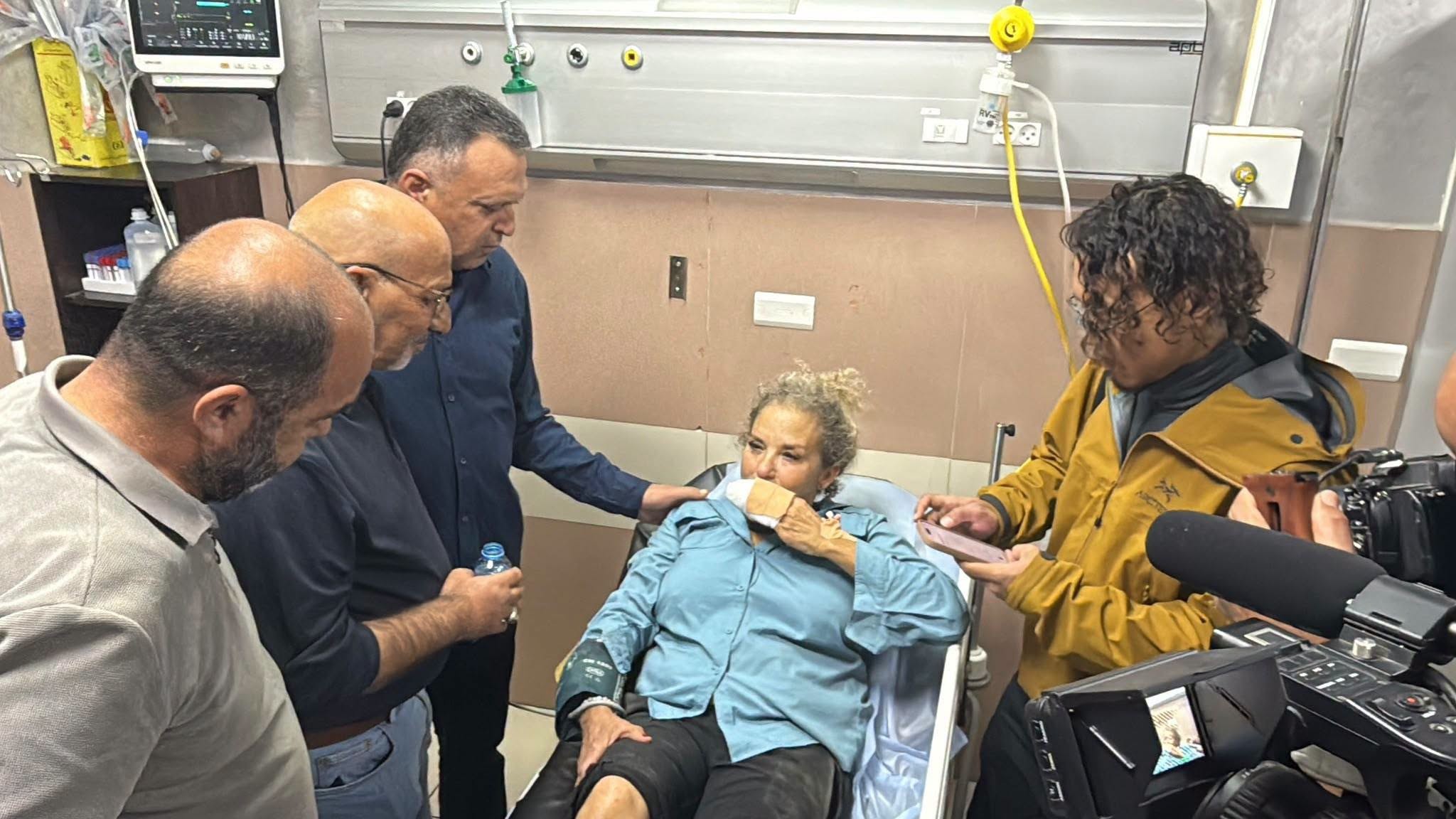 نقيب الصحفيين الفلسطينيين ناصر أبو بكر خلال تفقده المصورة الصحفية الأمريكية هايدي لافيني 6.jpg