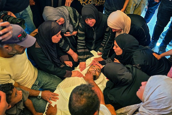 فلسطينيون يودّعون جثماني الشهيدين باسل قشطة وأحمد الشاعر خلال مراسم تشييعهما في مجمع ناصر الطبي بمدينة خانيونس،15 أكتوبر/تشرين الأول 2026. تصوير: طارق محمد