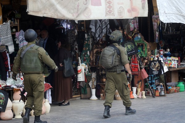 مستوطنون يتجولون في البلدة القديمة بمدينة الخليل، تحت حماية مشددة من قوات الاحتلال الإسرائيلي، 17 أكتوبر/تشرين الأول 2026. (تصوير: مأمون وزواز)