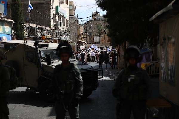 يقيّد الجنود الإسرائيليون حركة الفلسطينيين ويتخذون إجراءات أمنية خلال جولة قام بها مستوطنون في البلدة القديمة بالخليل في 3 أكتوبر/تشرين الأول 2026. تصوير: مأمون وزواز