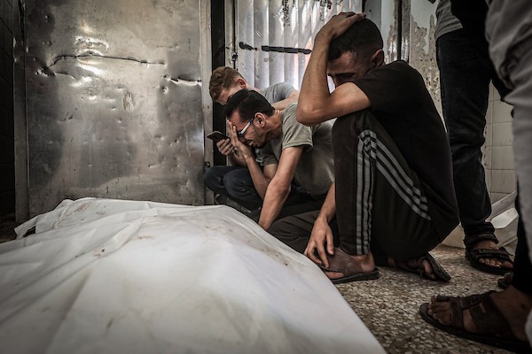 مسعفون ينقلون جثماني فلسطينيين استشهدا وجرحى إثر غارة إسرائيلية استهدفت مركبة مدنية في مخيم المغازي وسط قطاع غزة، إلى مستشفى شهداء الأقصى بدير البلح، 29 أكتوبر 2026. (تصوير: معز صالحي)