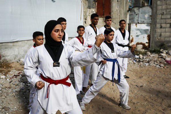أطفال فلسطينيون يتدربون على رياضة التايكوندو بالقرب من مبنى مدمر في مخيم النصيرات وسط قطاع غزة، في 8 أكتوبر/تشرين الأول 2026.تصوير: بلال أسامة