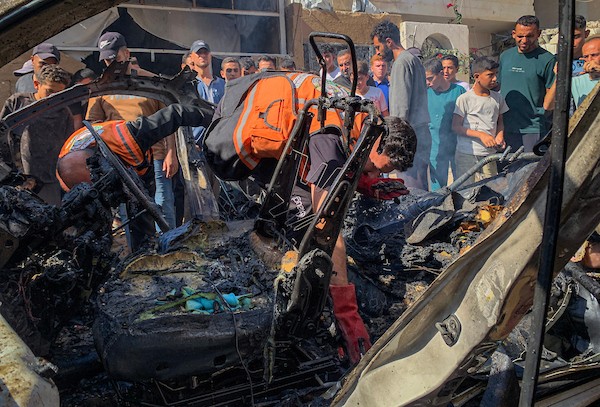 فلسطينيون يتجمعون في موقع استهداف مركبة جنوب غربي مدينة غزة، الخميس 22 أكتوبر 2026.تصوير: أحمد الشوا