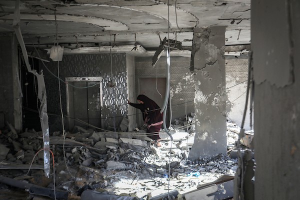 يتفقد فلسطينيون الأضرار التي لحقت بمبنى الأصالة السكني، غرب مدينة غزة، جراء غارة جوية إسرائيلية، في 3 أكتوبر/تشرين الأول 2026. (صورة: بلال أسامة)
