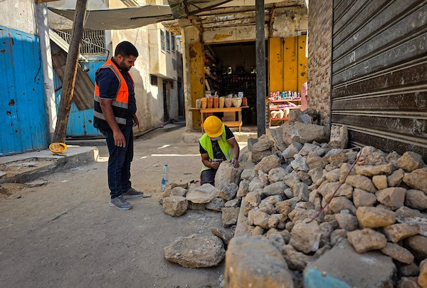 يشارك عمال فلسطينيون في أعمال ترميم سوق الحبوب التاريخي في خان يونس، جنوب قطاع غزة، في 30 سبتمبر/أيلول 2026. تصوير: طارق محمد)
