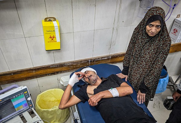 ينقل مسعفون فلسطينيون جثامين شهداء وجرحى في غارة جوية إسرائيلية إلى مجمع ناصر الطبي في خان يونس، جنوب قطاع غزة، في 28 أكتوبر/تشرين الأول 2026.(صورة: طارق محمد)