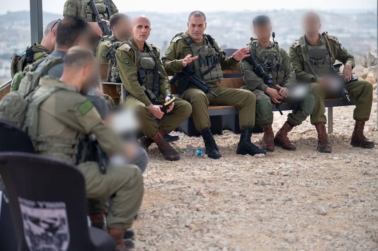 رئيس الأركان الإسرائيلي ايال زامير يجري تقدير موقف في قيادة المنطقة الوسطى 1.jpg