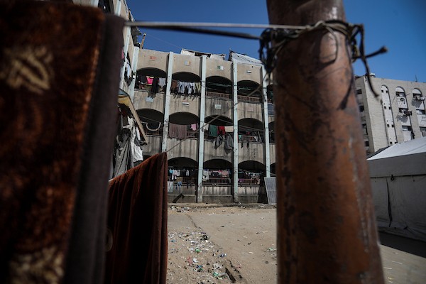فلسطينيون نازحون يواصلون حياتهم اليومية داخل مدرسة حُوّلت إلى مأوى مؤقت في مدينة غزة، في الذكرى الثالثة لاندلاع الحرب، 7 أكتوبر/تشرين الأول 2026. تصوير: بلال أسامة.