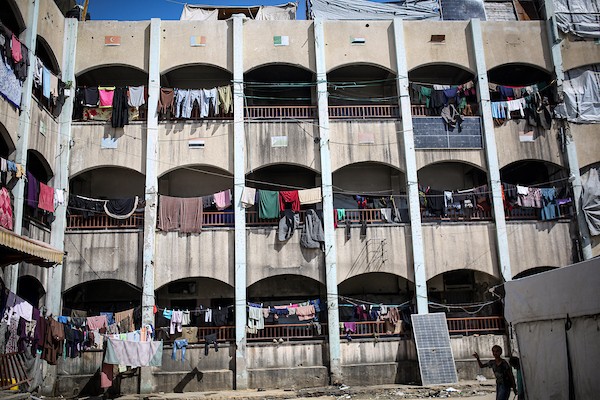 فلسطينيون نازحون يواصلون حياتهم اليومية داخل مدرسة حُوّلت إلى مأوى مؤقت في مدينة غزة، في الذكرى الثالثة لاندلاع الحرب، 7 أكتوبر/تشرين الأول 2026. تصوير: بلال أسامة.