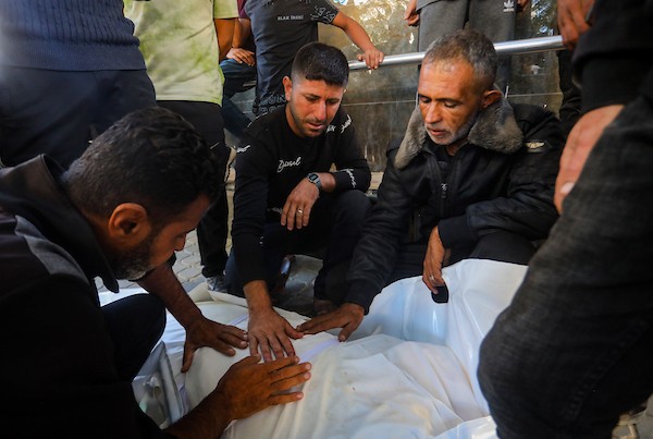 مشيّعون يودّعون جثامين ثلاثة فلسطينيين، بينهم الزوجان أكرم ياسين ودينا أبو بكر، في مستشفى الشفاء بمدينة غزة، ، 20 أكتوبر/تشرين الأول 2026.تصوير: محمد صالحة