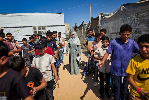 في الخامس من أكتوبر/تشرين الأول 2026، أقام معلمون فلسطينيون دروسًا لتلاميذ المدارس داخل خيام النزوح في خان يونس، جنوب قطاع غزة.(صورة: طارق محمد)