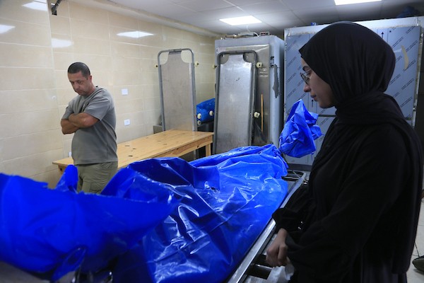 أقارب الأسير الفلسطيني مروان حرزالله يودّعون جثمانه في مستشفى رفيديا بمدينة نابلس، في 8 أكتوبر/تشرين الأول 2026.تصوير: محمد ناصر