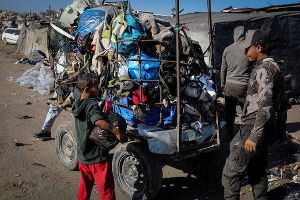 عمال فلسطينيون يجمعون ويفرزون النفايات البلاستيكية لإنتاج وقود بديل باستخدام أفران بدائية، في حي الشيخ رضوان شمال مدينة غزة، لمواجهة شح المحروقات الناجم عن الحصار الإسرائيلي، 29 أكتوبر 2026. (تصوير: محمد صالحة)