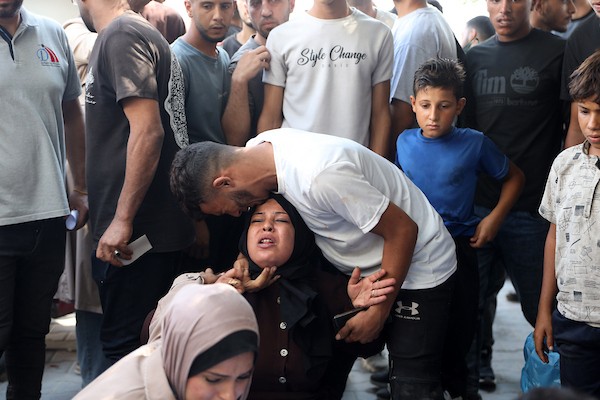 فلسطينيون ينعون ذويهم بجوار جثامينهم في مستشفى الشفاء بمدينة غزة، في 10 أكتوبر/تشرين الأول 2026.(تصوير: محمد صالحة)