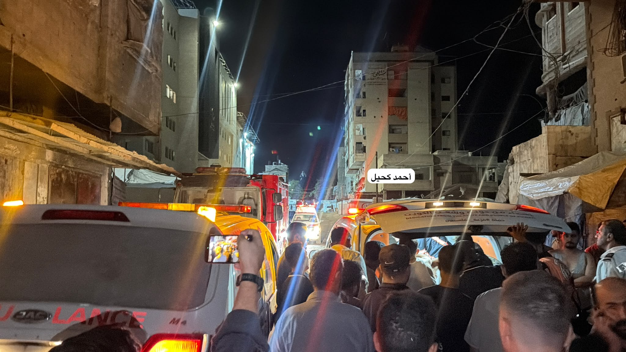 اللحظات الأولى لاستهداف طيران الاحتلال شقة سكنية في محيط مجمع الشفاء الطبي بمدينة غزة، والتي أسفرت عن استشهاد المواطن أكرم ..ي.jpg