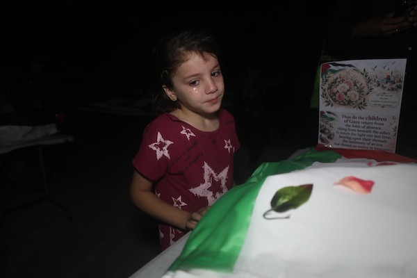 تشييع جثامين 75 شهيدًا انتشلتهم فرق الدفاع المدني من منطقة الدرج، شمال شرق مدينة غزة، 17 أكتوبر/تشرين الأول 2026. (تصوير: محمد صالحة)
