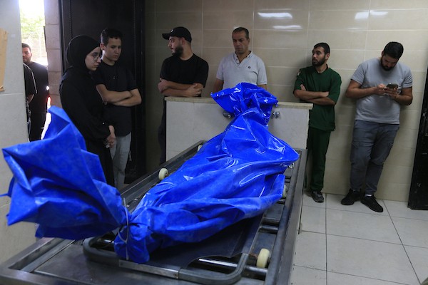 أقارب الأسير الفلسطيني مروان حرزالله يودّعون جثمانه في مستشفى رفيديا بمدينة نابلس، في 8 أكتوبر/تشرين الأول 2026.تصوير: محمد ناصر