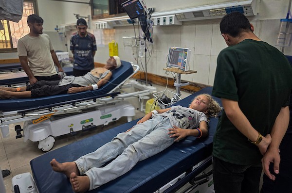 مصابون يتلقون العلاج داخل مجمع ناصر الطبي في خان يونس جنوبي قطاع غزة، في 14 أكتوبر/تشرين الأول 2026. (تصوير: طارق محمد)