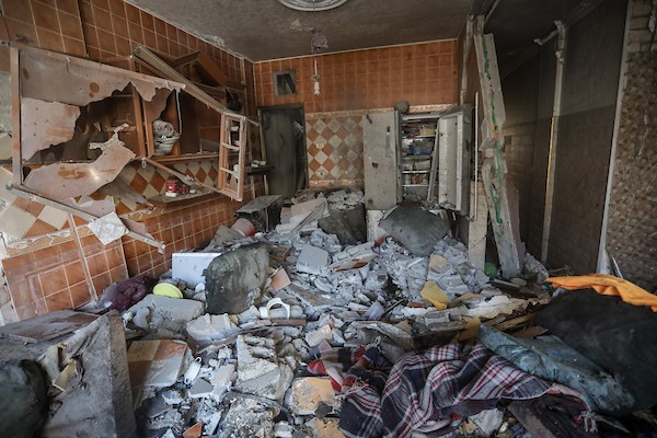 فلسطينيون يتفقدون أنقاض مبنى سكني استهدفته غارة جوية إسرائيلية فجراً غربي مدينة غزة، ما أدى إلى مقتل رجل وزوجته، 20 أكتوبر/تشرين الأول 2026.تصوير: محمد صالحة