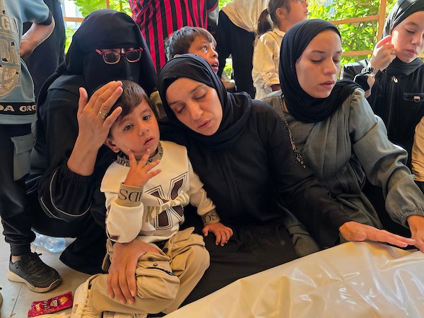 جنازة تامر الحمايدة، 42 عامًا، الذي قُتل في غارة جوية إسرائيلية استهدفت نقطة تفتيش تابعة للشرطة في منطقة المواصي جنوب خان يونس، 2 أكتوبر/تشرين الأول 2026. صورة: طارق محمد