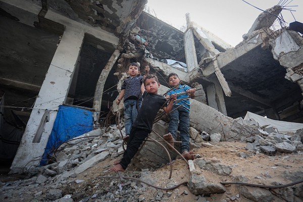 أطفال فلسطينيون نازحون يمارسون أنشطتهم اليومية في مدينة غزة، في 12 أكتوبر/تشرين الأول 2026. (تصوير: بلال أسامة)